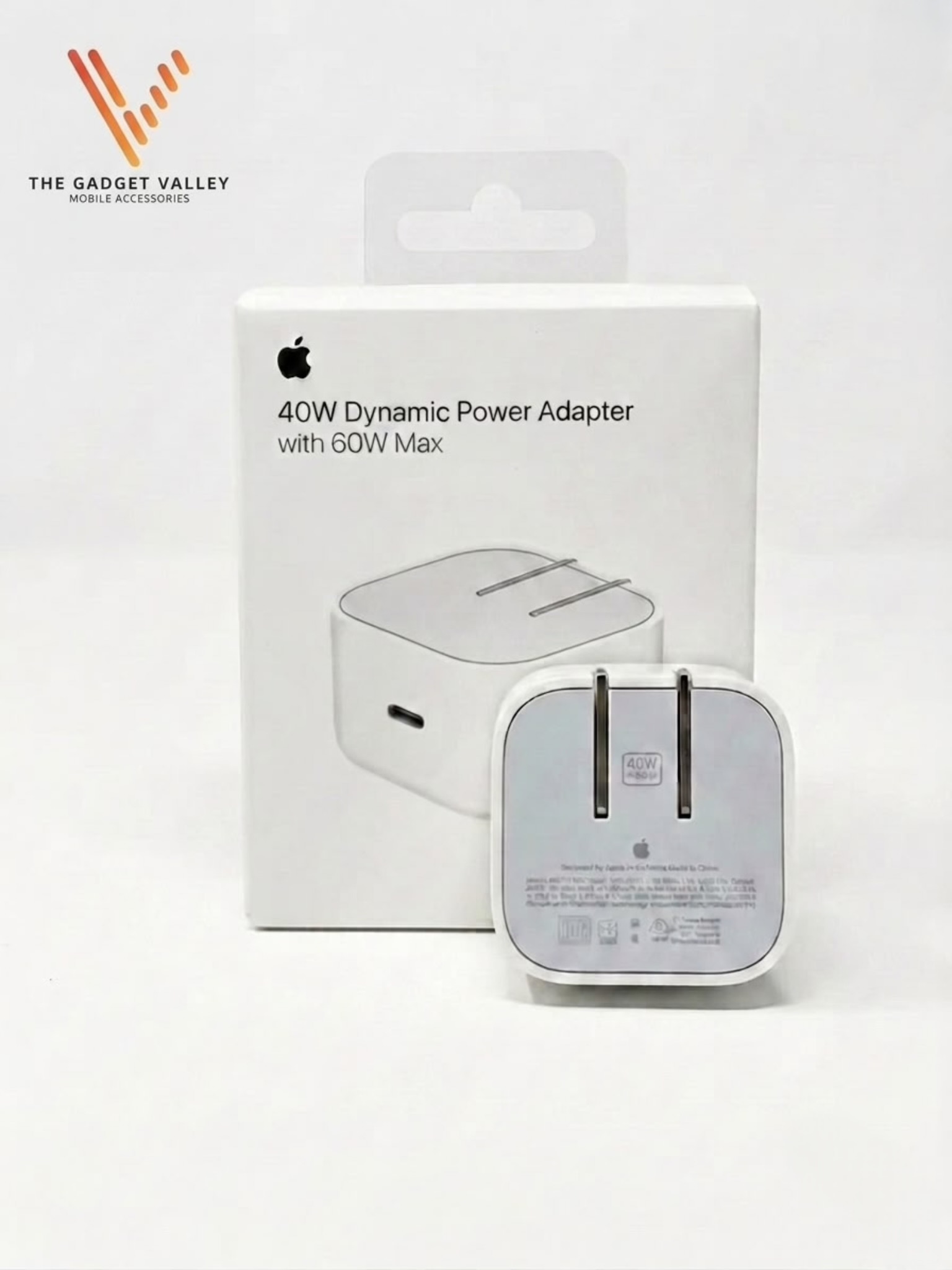 The 40W Dynamic Power Adapter (60W Max) is a highly efficient, compact charging solution engineered with intelligent power delivery to optimize speeds for a wide range of devices, including the latest iPhone models.
Key Features
 Intelligent Dynamic Power: Automatically detects your device's requirements, delivering a stable 40W output with the ability to burst up to 60W for high-performance needs.
 iPhone Fast Charging: Optimized for modern iPhones, including the iPhone 17 series, providing up to a 50% charge in approximately 20 minutes.
 Compact & Portable: Features a pocket-sized, foldable design that packs the performance of a high-wattage charger into a space-saving footprint.
 Universal USB-C Compatibility: Beyond iPhones, it supports a vast range of USB-C enabled devices,